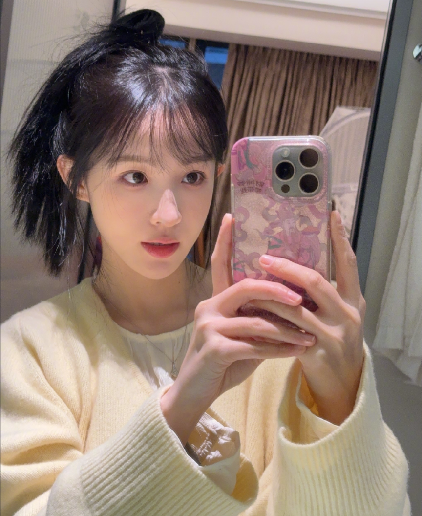 周二珂晒健身美照，腹肌“马甲线”回来了，眼睛都P到手机上了(图1)