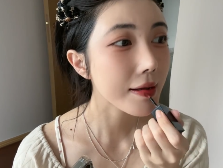 有纹身还抽烟喝酒，美女主播专场前男友，分手因被他妈妈嫌弃(图1)