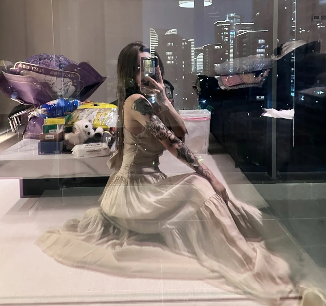 有纹身还抽烟喝酒，美女主播专场前男友，分手因被他妈妈嫌弃(图4)