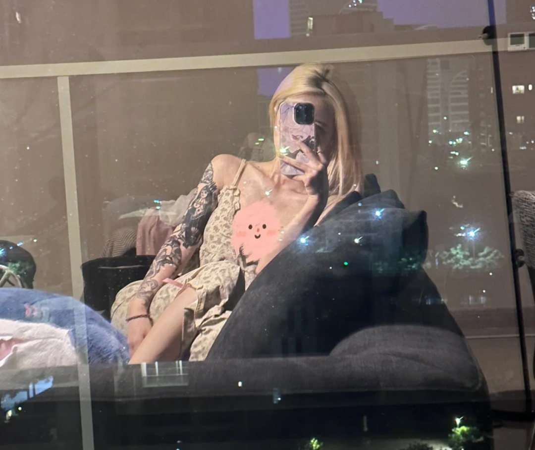 有纹身还抽烟喝酒，美女主播专场前男友，分手因被他妈妈嫌弃(图5)