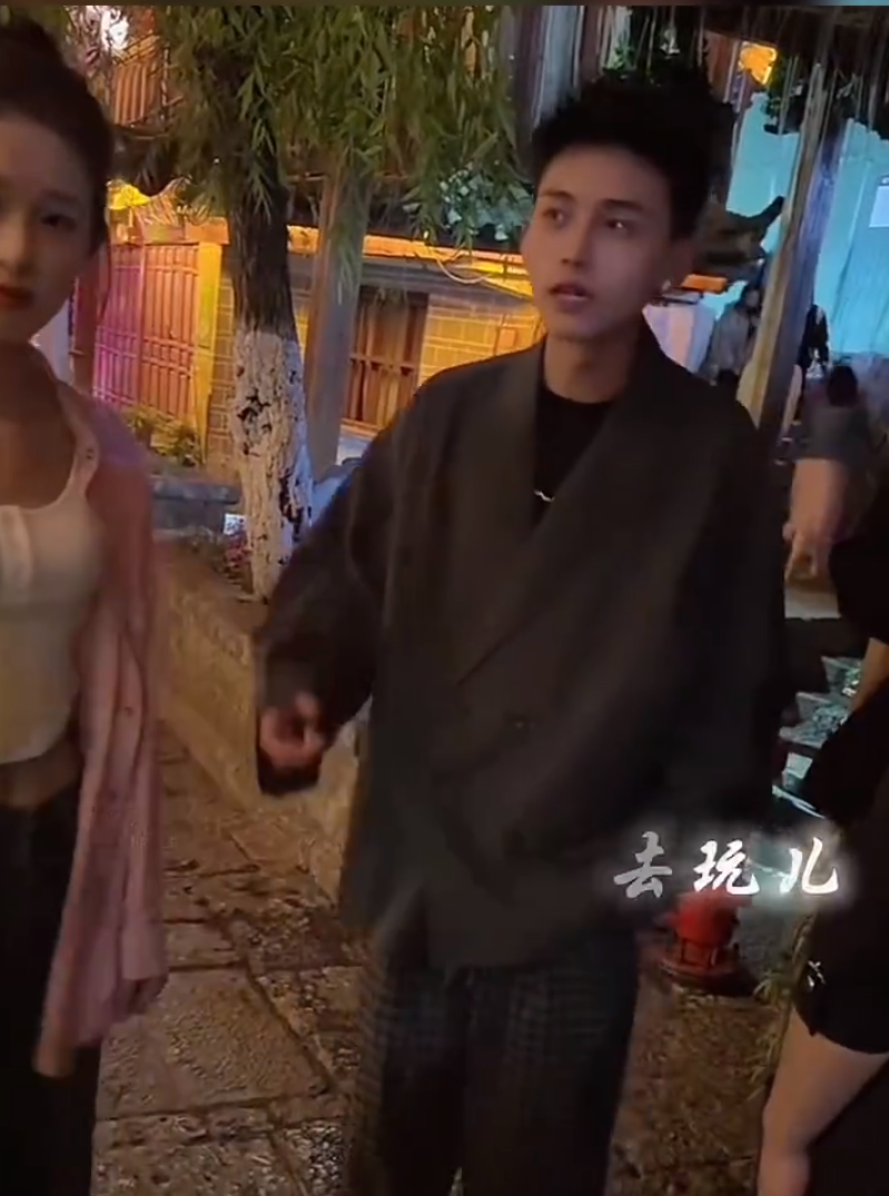 牌牌琦批雅儿娇妹团播不化妆，粉丝提醒小炸串花百万作风有问题？(图4)