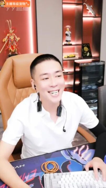鱼闪闪受邀新加坡演出，唱跳火力全开！刘一手豁牙突然回归给粉丝惊喜(图8)