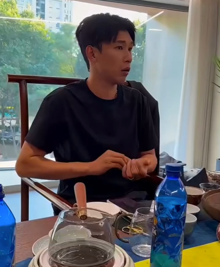 李舒克遇难借钱,圈内仅两人伸出援手,天佑急眼,放话起诉违约主播不留情!(图3)