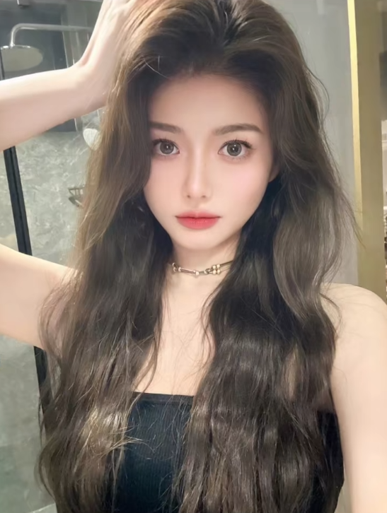 微凉自曝借的钱已高达900万！鱼闪闪也跨界拍短剧，首演嚣张郡主(图2)