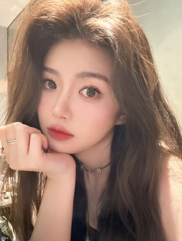 微凉自曝借的钱已高达900万！鱼闪闪也跨界拍短剧，首演嚣张郡主(图3)