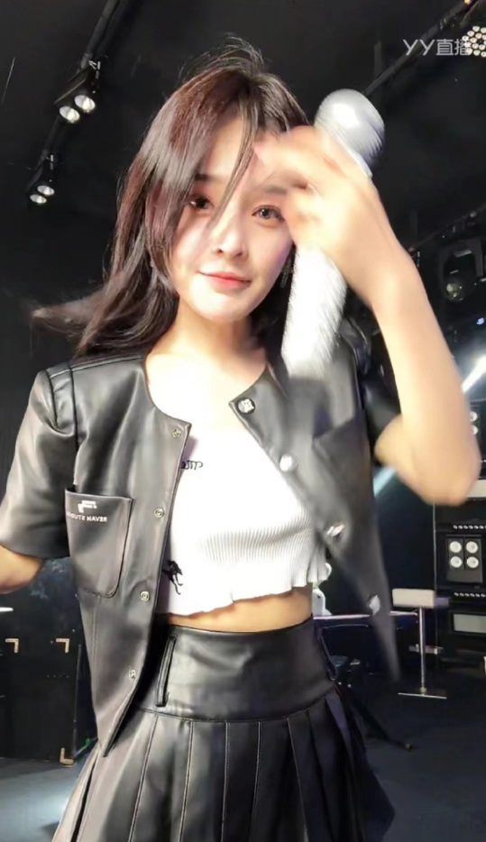 微凉自曝借的钱已高达900万！鱼闪闪也跨界拍短剧，首演嚣张郡主(图4)