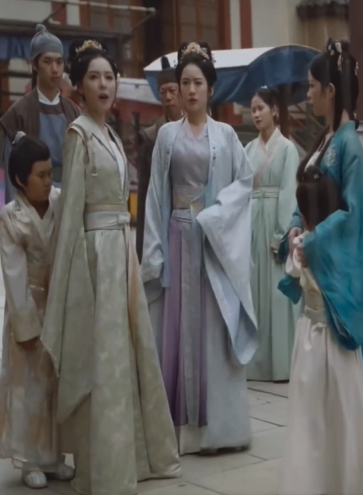 微凉自曝借的钱已高达900万！鱼闪闪也跨界拍短剧，首演嚣张郡主(图6)