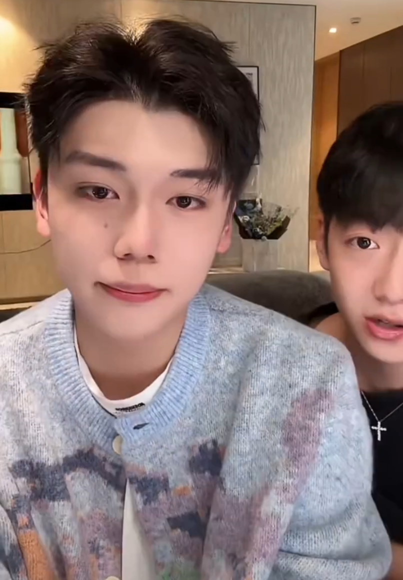 韦雪前男友KK要转型拍短剧了？一哥模仿铁岭小辉直播漏Niao，他就是纯“虎”(图1)