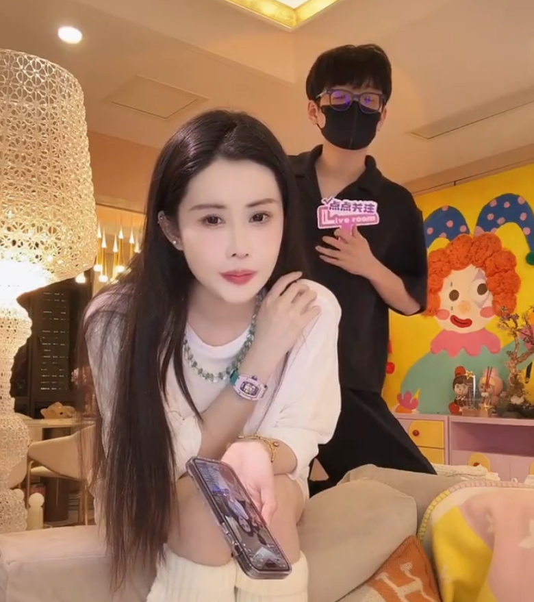 韦雪前男友KK要转型拍短剧了？一哥模仿铁岭小辉直播漏Niao，他就是纯“虎”(图3)