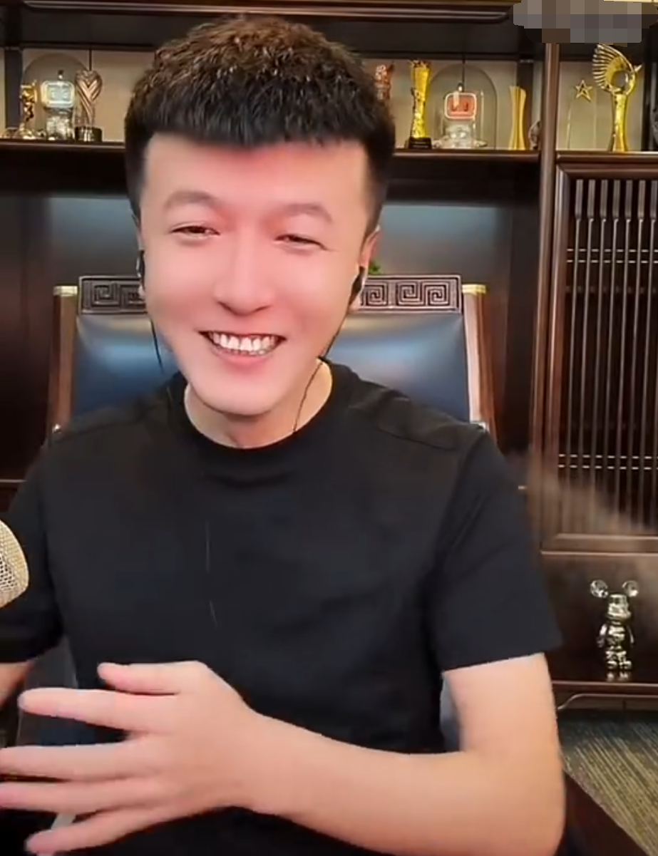 韦雪前男友KK要转型拍短剧了？一哥模仿铁岭小辉直播漏Niao，他就是纯“虎”(图4)