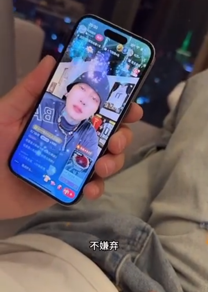 方丈回归首秀落泪，小号涨粉百万，天佑点评：哭三天粉丝破千万！(图3)