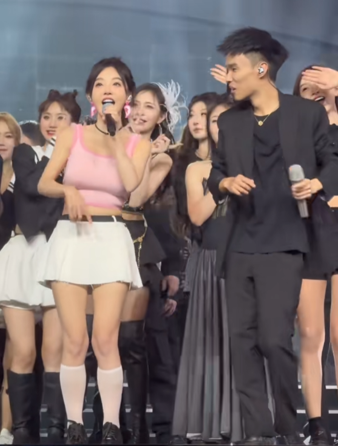 粉丝请战参加《歌手》，冯提莫回应“不够资格”，否认进过娱乐圈(图7)