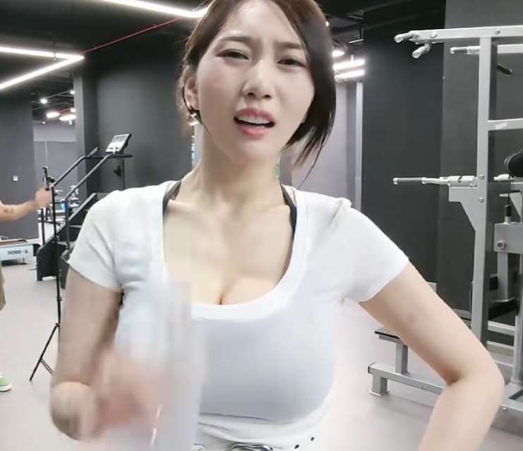 不支持主播跳舞？小小玉酱不愿在斗鱼养老，网友：你那个不算舞蹈(图1)