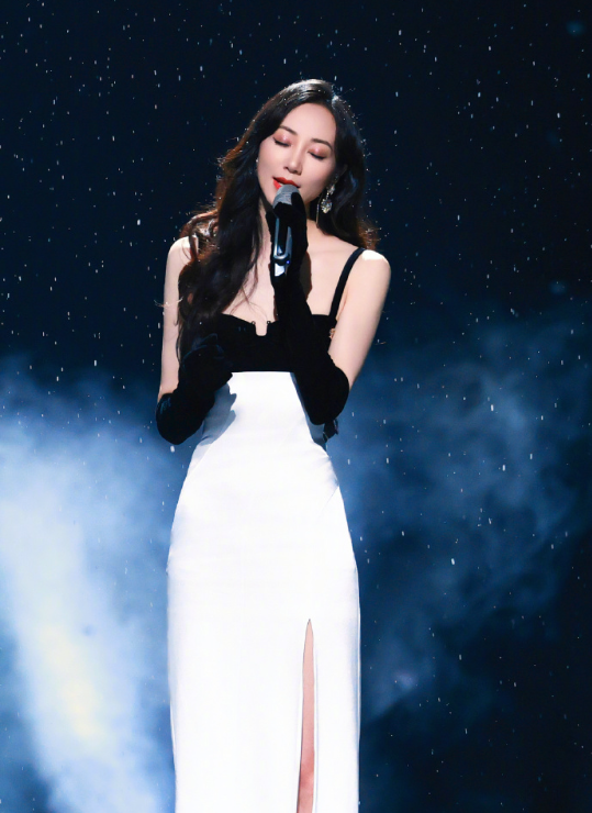 欢迎歌手韩雪回归！时隔20年翻拍《飘雪》MV，满满都是回忆杀(图1)