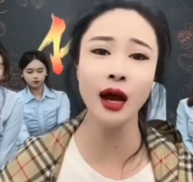 19岁就欠200万，于希涵透露还欠几十w，洋姐嘲讽祁天道挂30万机器(图3)