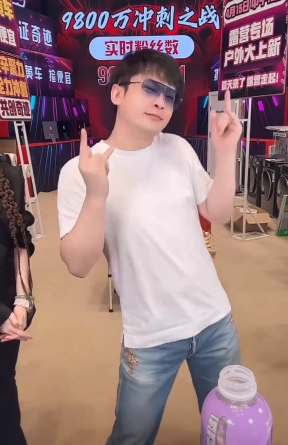 ​辛巴又双叒叕怒骂蛋蛋，粉丝：该哭了！内涵猫妹妹：差钱可以不给师父(图2)