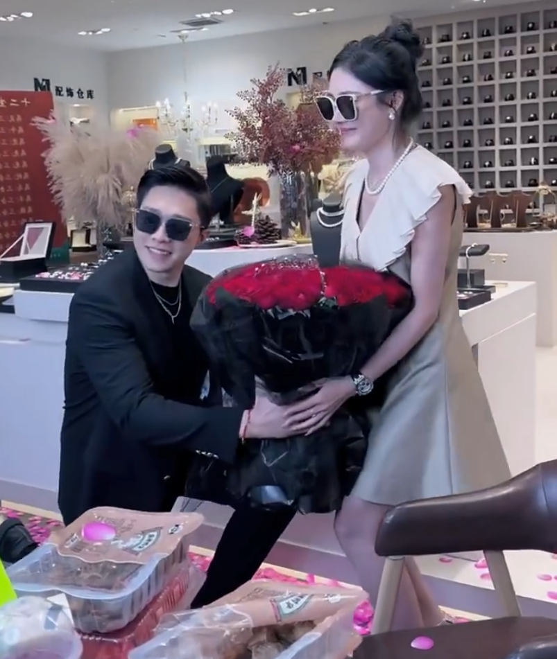 真的亲上了!刘二狗前妻与新男友直播亲亲,坐实不是剧本炒作卖货(图4)