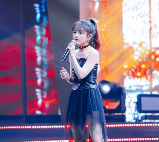 芮甜甜有意转型做户外主播？文儿能指挥娱加高管，回应继续是否买房(图4)