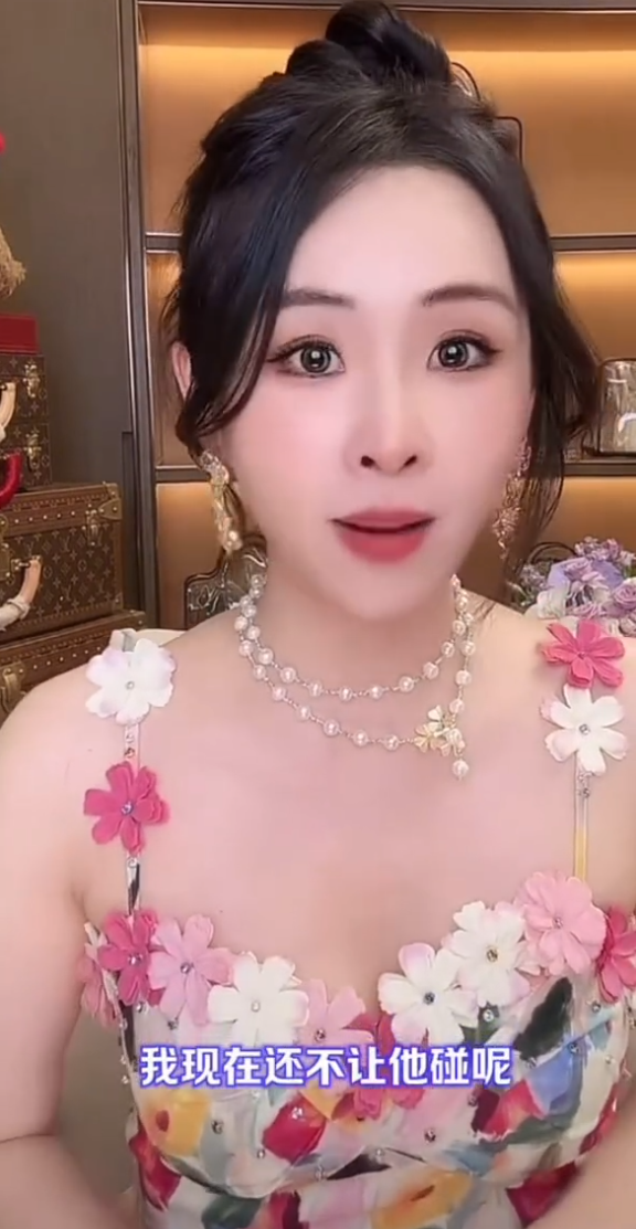 真真姐回应隆胸,Do了不让散打碰!封禁主播顾茜茜高调出镜带货(图3)