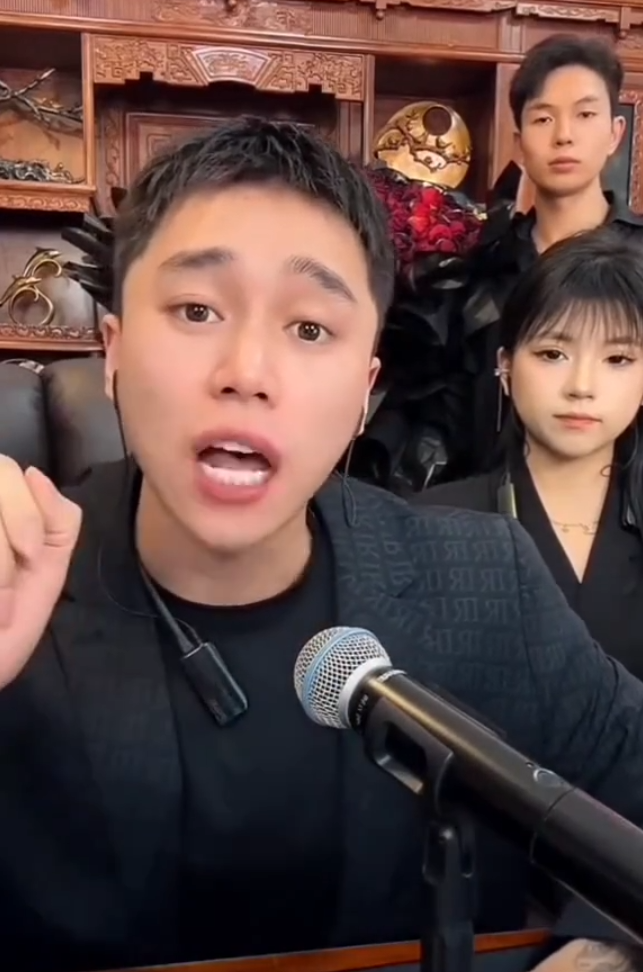 牌牌琦800万提法拉利FUV，驴家班合同都到期，跟官方没续约！(图2)