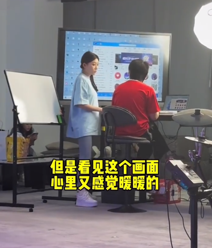 牌牌琦让小伊伊怀孕二胎后退网？大美玩吃鸡游戏声音被当成小学生(图1)