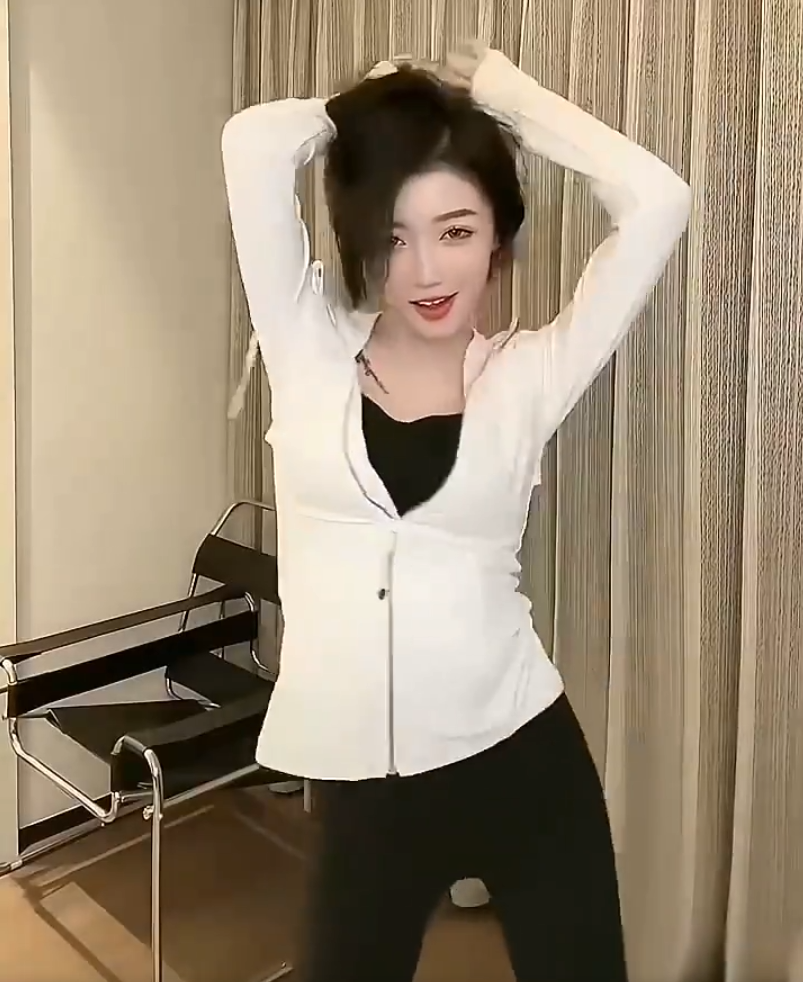 牌牌琦让小伊伊怀孕二胎后退网？大美玩吃鸡游戏声音被当成小学生(图2)