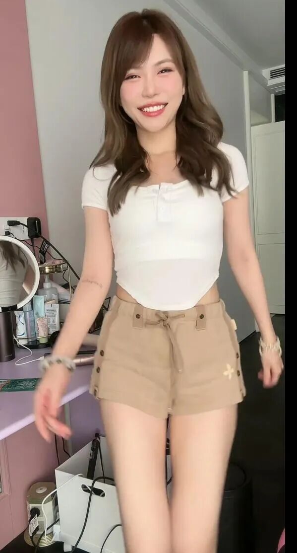 周淑怡厨娘做饭惨遭封禁，竖中指抗议超管：是不是以为我没穿？(图1)