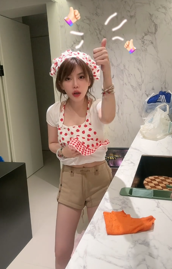 周淑怡厨娘做饭惨遭封禁，竖中指抗议超管：是不是以为我没穿？(图7)