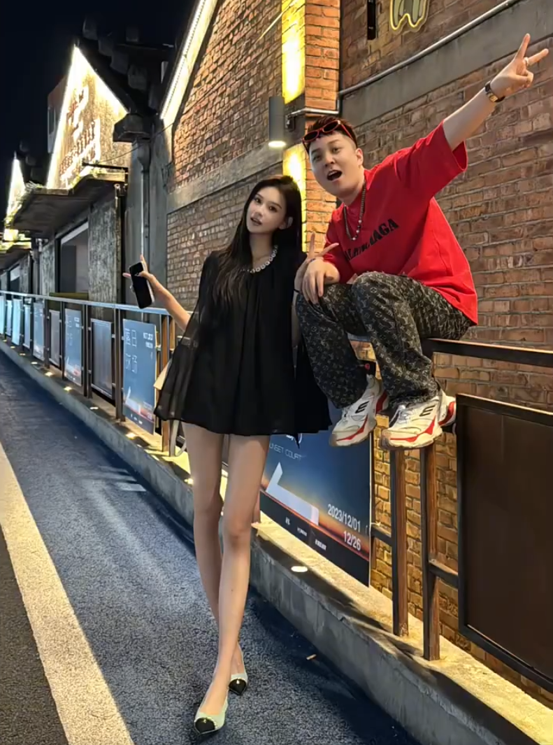 王小国与大长腿女友分手，各自安好！球球豪刷方丈：我见过最低调的星二代(图1)