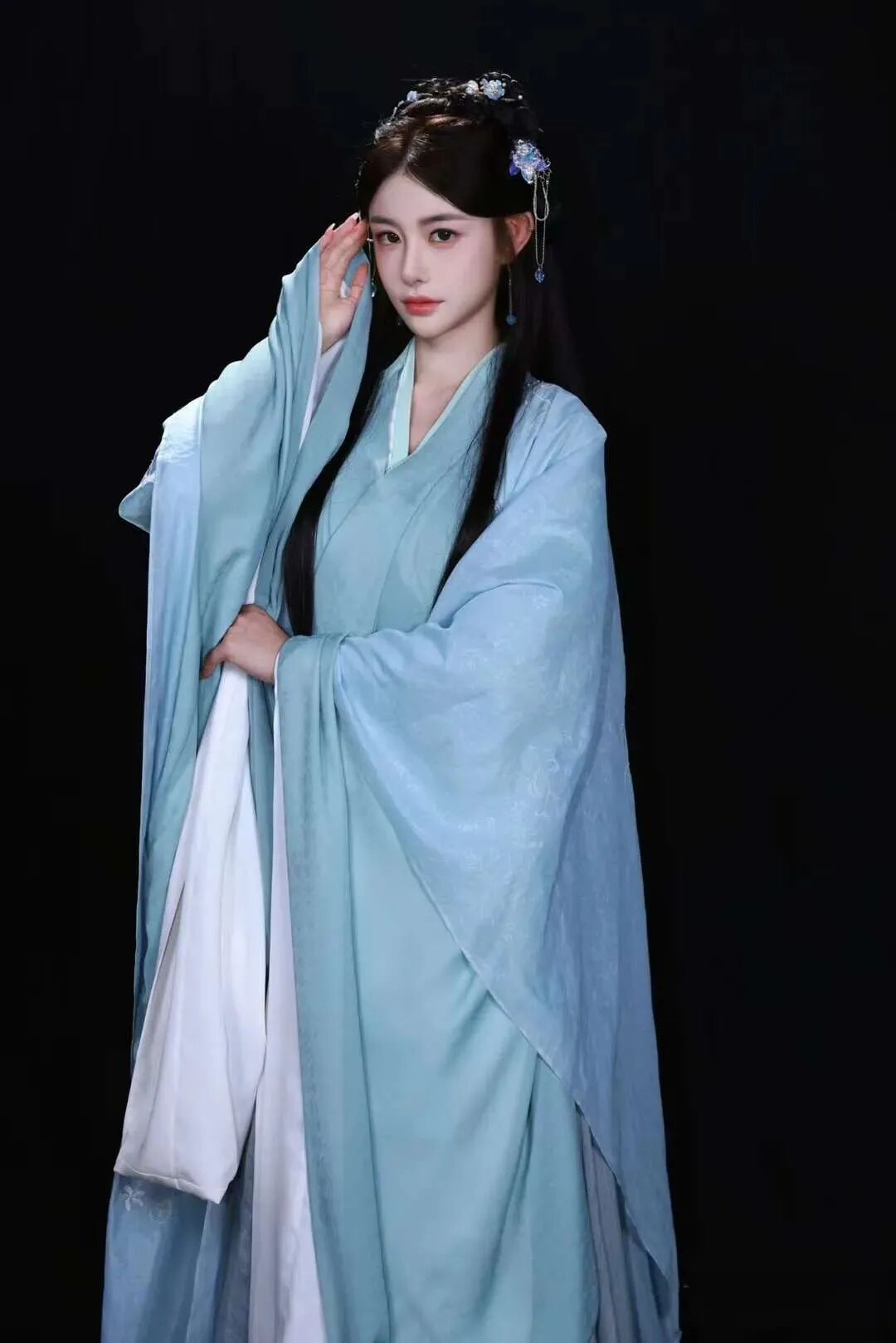 兰梦莎进古装剧组，晒片花定妆照片，文儿透露跟YY洽谈续约事宜(图1)