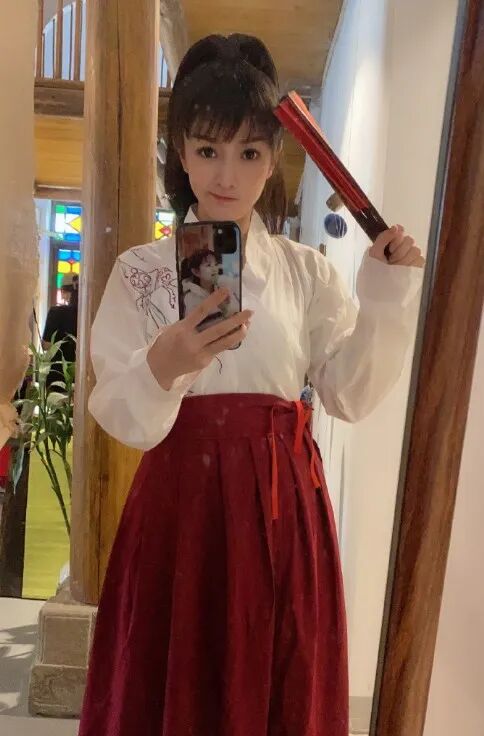 兰梦莎进古装剧组，晒片花定妆照片，文儿透露跟YY洽谈续约事宜(图5)