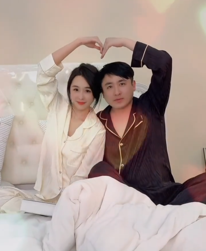 巴扎黑回归首秀，讲述入狱过程，粉丝带节奏散打出轨，真真姐坦然回应(图1)