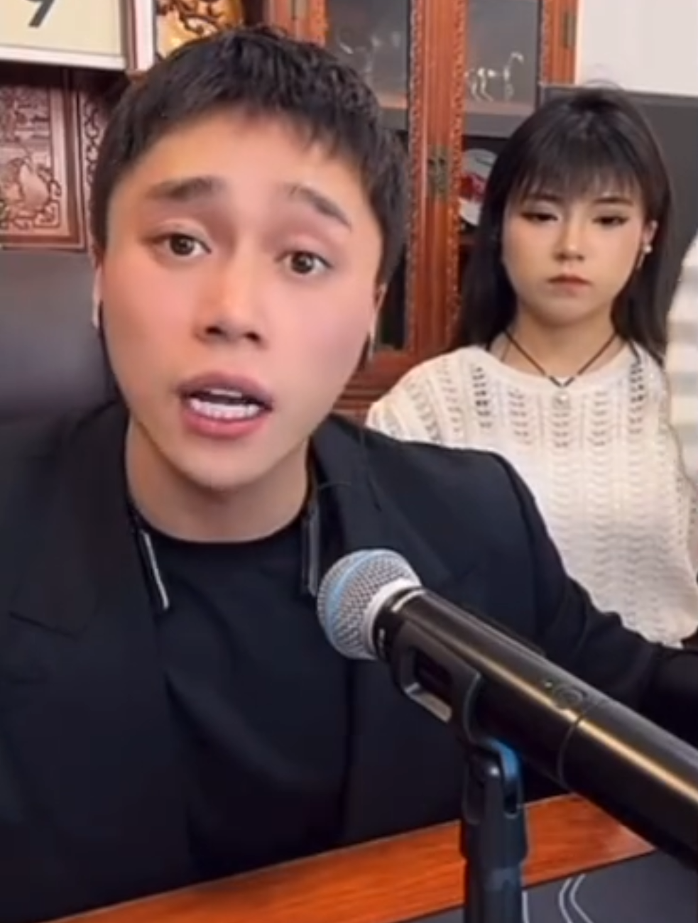 小毒液自曝又被家人催婚了，刘二狗自曝去年在宝哥身上挣了几千万(图1)