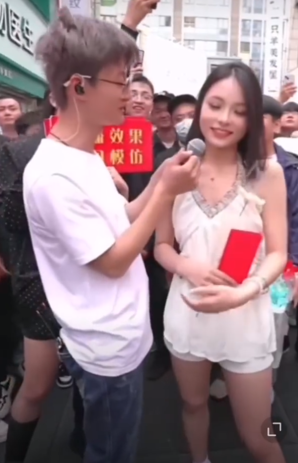 用红包“亲吻”女孩的脸,祁天道被指低俗直播,曾回应是雅俗共赏(图1)