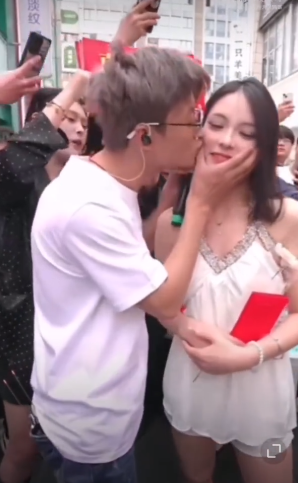 用红包“亲吻”女孩的脸,祁天道被指低俗直播,曾回应是雅俗共赏(图2)