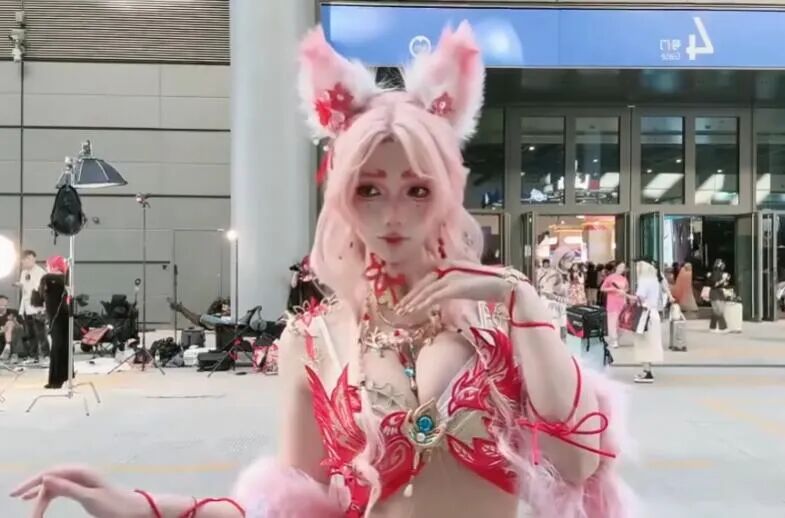 服装太大胆？米娜漫展Cos被超管盯上，接连遭“连环封禁”(图1)