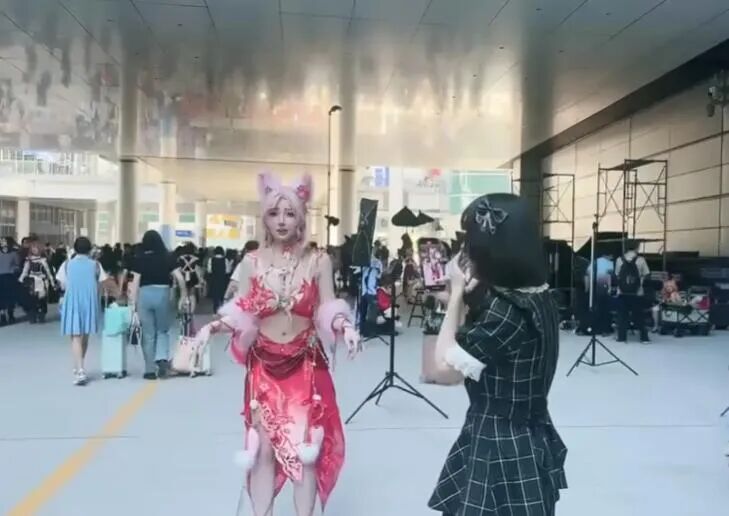 服装太大胆？米娜漫展Cos被超管盯上，接连遭“连环封禁”(图3)