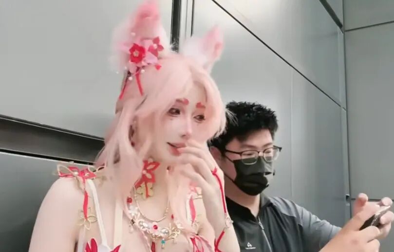 服装太大胆？米娜漫展Cos被超管盯上，接连遭“连环封禁”(图6)