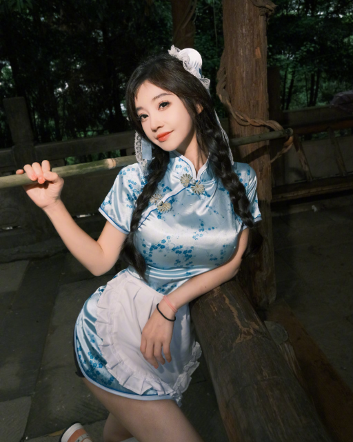 冯提莫身材变得“有料”，网友晒出早期照片对比，小身板能支撑吗(图1)