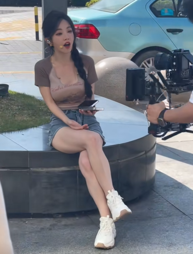 冯提莫身材变得“有料”，网友晒出早期照片对比，小身板能支撑吗(图2)