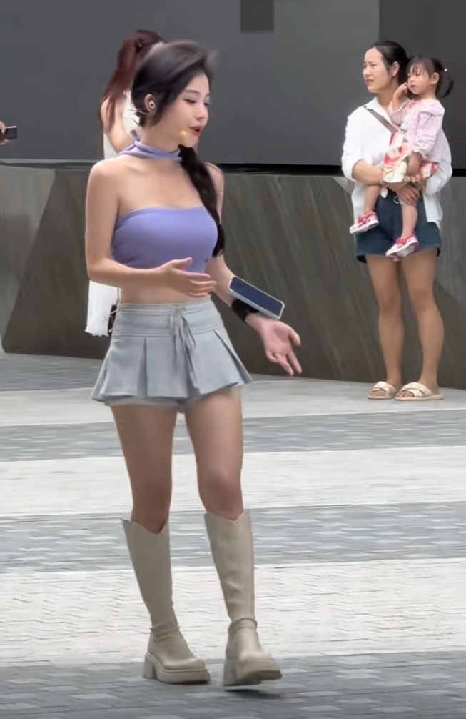 冯提莫身材变得“有料”，网友晒出早期照片对比，小身板能支撑吗(图3)