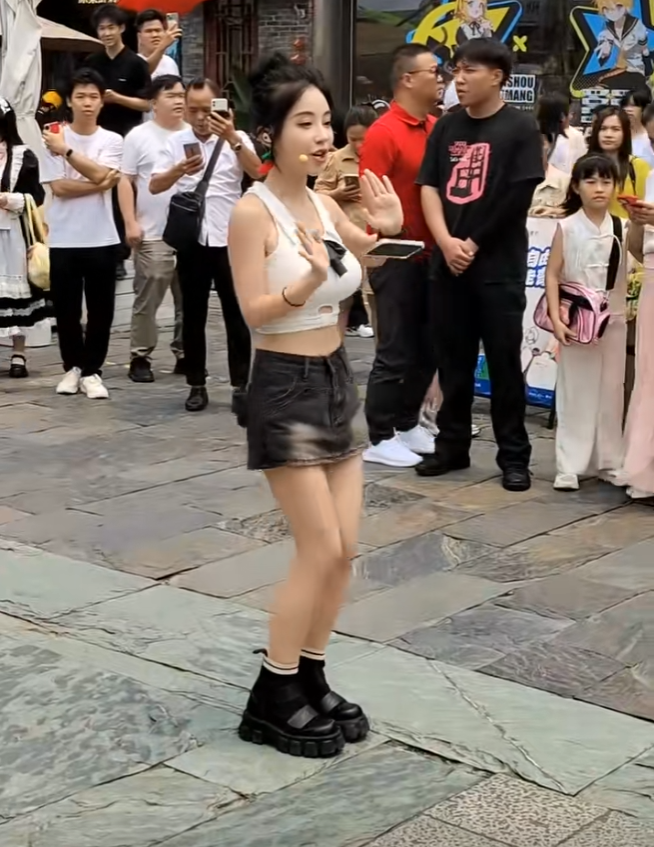 冯提莫身材变得“有料”，网友晒出早期照片对比，小身板能支撑吗(图4)