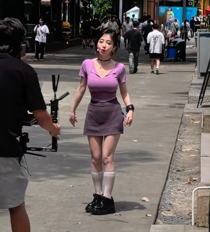 冯提莫身材变得“有料”，网友晒出早期照片对比，小身板能支撑吗(图5)