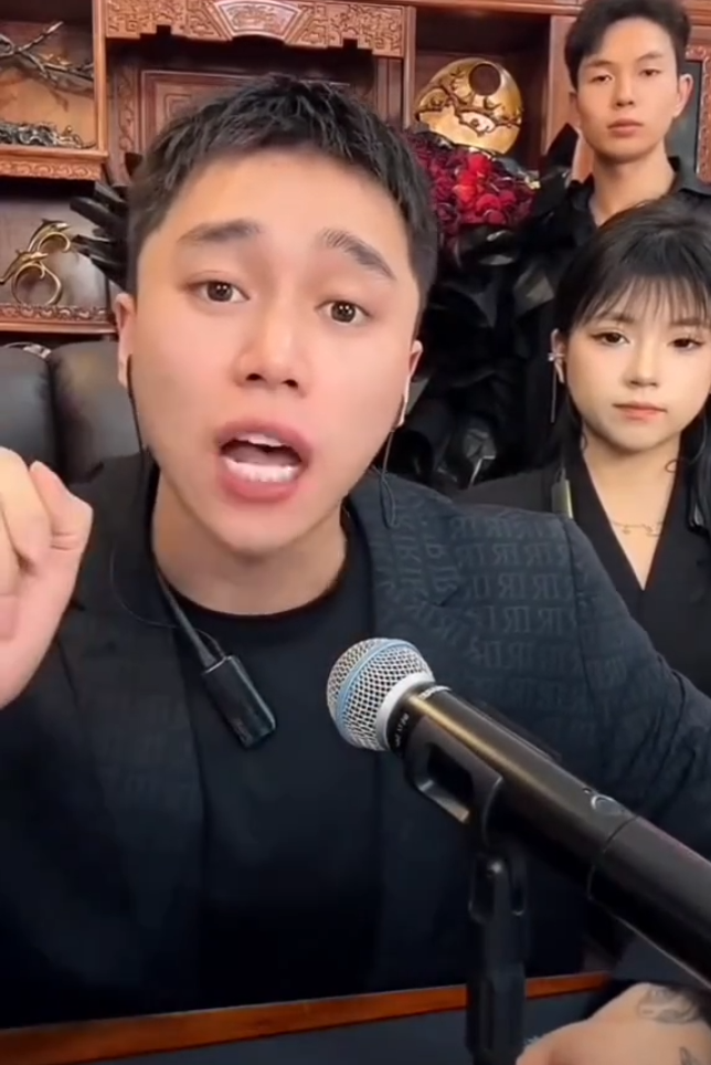 刘二狗吐槽十三姨不是一线主播，二驴封号成熟，回归老百姓生活(图1)