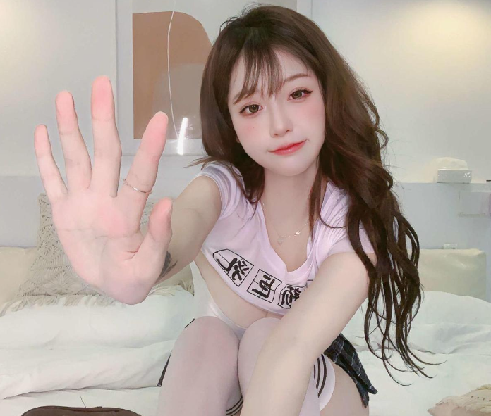 200斤的大哥接受不了！女主播总榜大哥爱而不得，传播其约会丑照(图1)