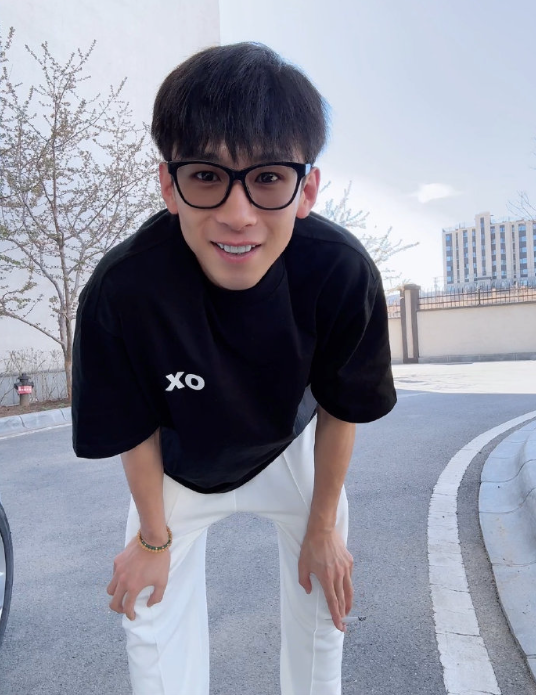 天佑复出开拍短剧，与崔阿扎关系暧昧，调侃保证不会让其怀孕(图1)