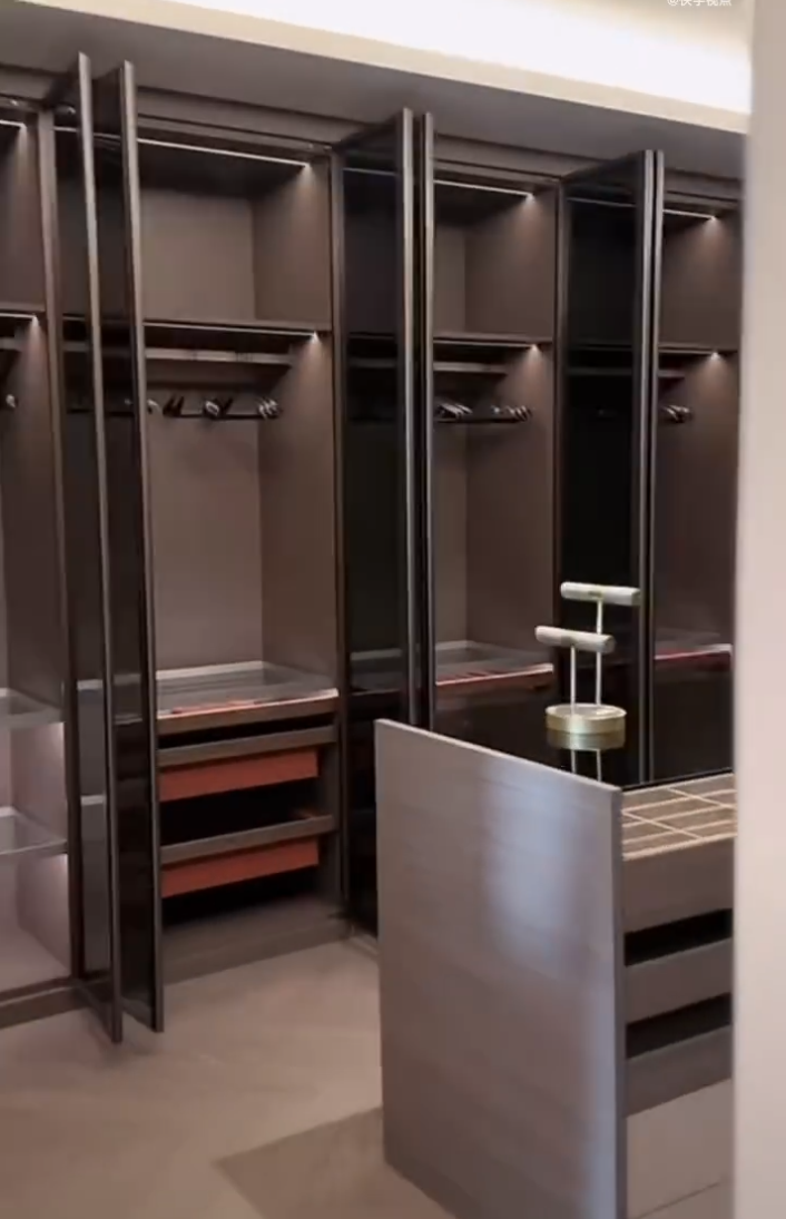 小伊伊直播晒上亿杭州豪宅!王小源讲述与方丈关系隔阂原因(图3)