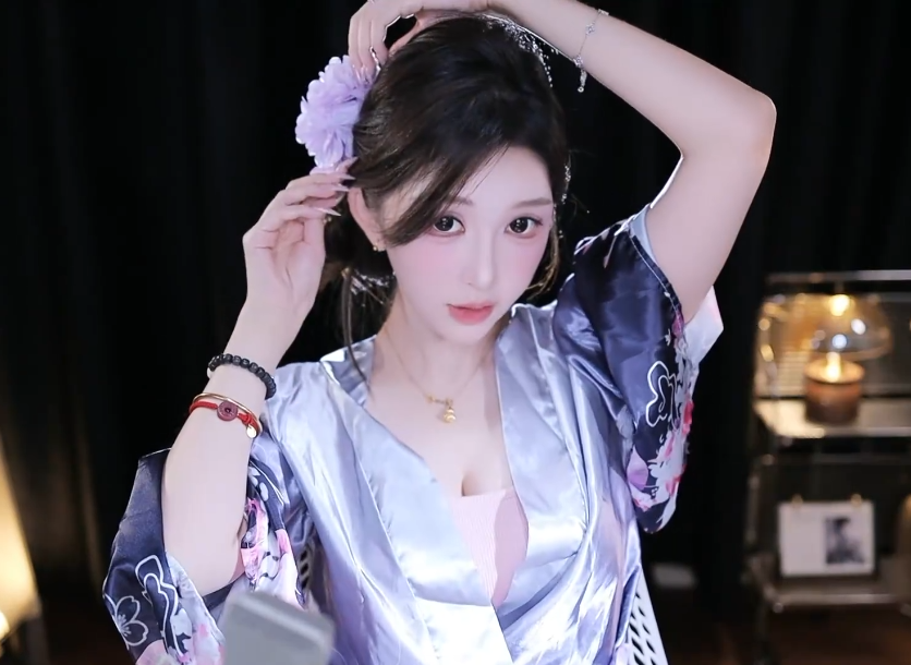 女主播自曝“被骗”700万？仅买水晶花百万，以前一周抵现在一月(图1)