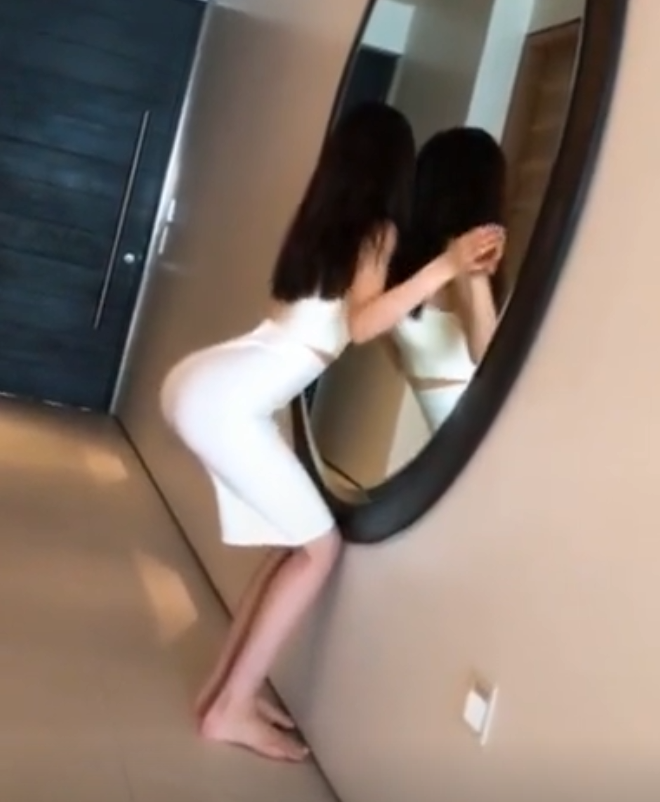 吃柠檬挑战被指擦边,众美女网红争相模仿,非得榨汁张大嘴去接?(图1)