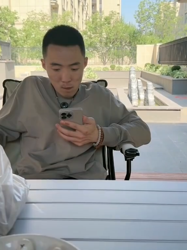 天佑：有女人跟着我说明我值得，二子爷：辛巴但凡骂我一句，我能骂他一辈子(图1)